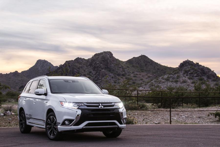  Mitsubishi Outlander PHEV 2018 года  (NA) (фото 41 из 41)